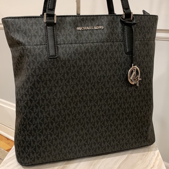 Michael Kors Handbags - Michael Kors Ciara Oversized Jet Set Travel Tote EUC